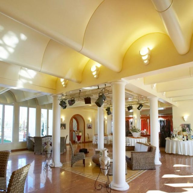 hotel-ostella-restaurant-ceiling